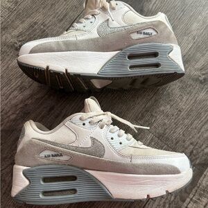 Nike LV8 wedge Women's Shoes - White and Gray EUC 7 Sold out in stores